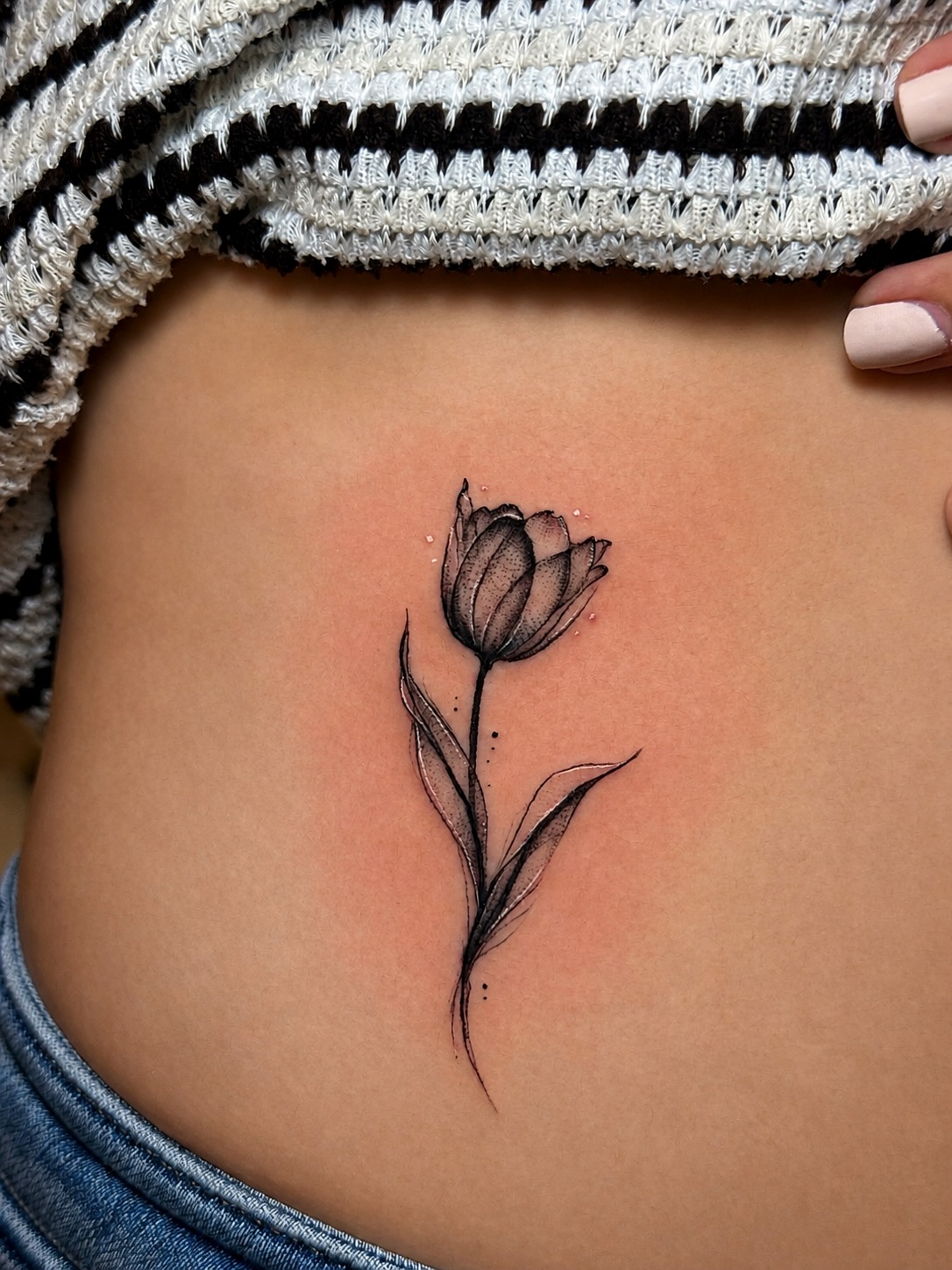 Tatuaje minimalista de líneas finas